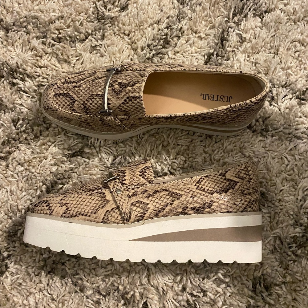 NWOT Buckled Snakeskin Platform Loafers